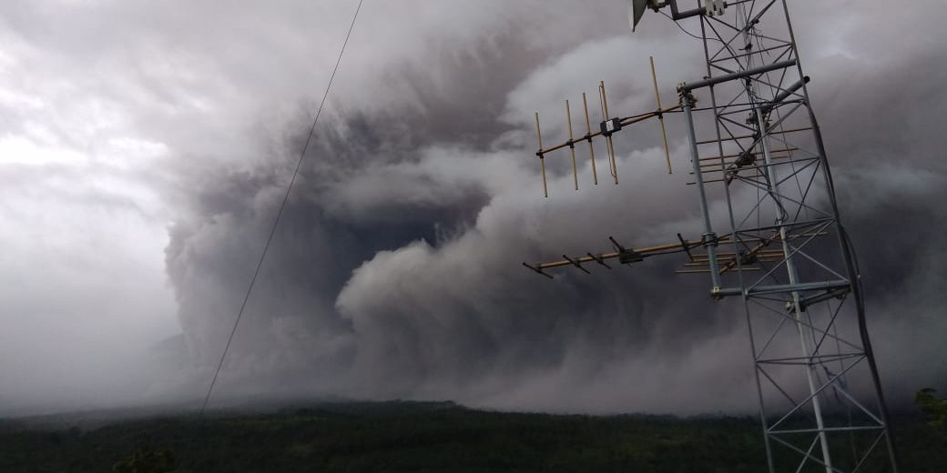 Gunung Semeru Kembali Erupsi Disertai Awan Panas Guguran Mimbar Rakyat