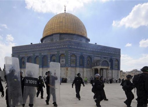 Aparat Israel ketika bentrok dengan warga Palestina di al-Aqsa. (Foto: Al Jazeera)