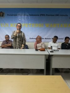 Mara Sakti Siregar dari PWI Pusat ketika membuka UKW angkatan ke-20 di PWI Jaya, Sabtu, didampingi Ketua PWI Jaya Endang Werdiningsih, Ahmad Istiqom, Atal S Depari dan Usman Yatim. (arl) 