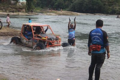 Kajatisu Bambang Rukmono mengendarai mobil offroad melintasi aliran sungai bah bolon, Serdang Bedagai.  (AL)  