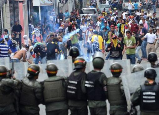 Demonstran bentrok dengan polisi anti huru hara dalam sebuah demonstrasi menentang Presiden Venezuela Nicolas Maduro, di San Cristobal, Venezuela, beberapa waktu lalu.(Foto: AFP/France 24)