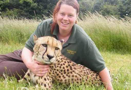 Rosa King bersama seekor harimau. (Foto: Hamerton Zoo Park/facebook/BBC News)