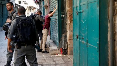 Polisi Israel melakukan penelusuran dan razia di Kota Tua Yerusalem, setelah peristiwa penembakan.(Foto: Reuters/Al Jazeera)