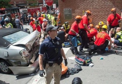 Sejumlah orang mendapat pertolongan pertama setelah sebuah kendaraan melaju ke kerumunan.(Foto: AFP/BBC News)