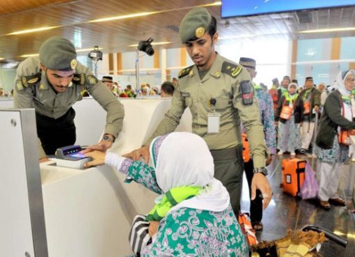 Pemeriksaan paspor di Bandara Prince Mohammad bin Abdul Aziz Madinah.(Foto SPA/Arab News)