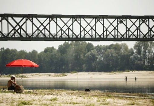 Akibat cuaca panas ekstrim membuat sebuah sungai di Pavia, Italia utara, kering kerontang. (Foto: AFP/BBC News)