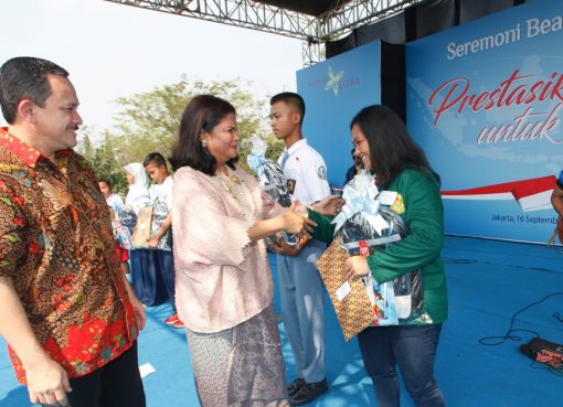 Ketua Pengawas Koperasi Astra International (KAI) Herawati (tengah) didampingi Head of Environment & Social Responsibility PT Astra International Tbk Riza Deliansyah (kiri) memberikan beasiswa KAI secara simbolis kepada Desthia Ramadhina (kanan) perwakilan siswa berprestasi di Ocean Ecopark, Jakarta, Sabtu (16/9). (Foto: Dok Astra)