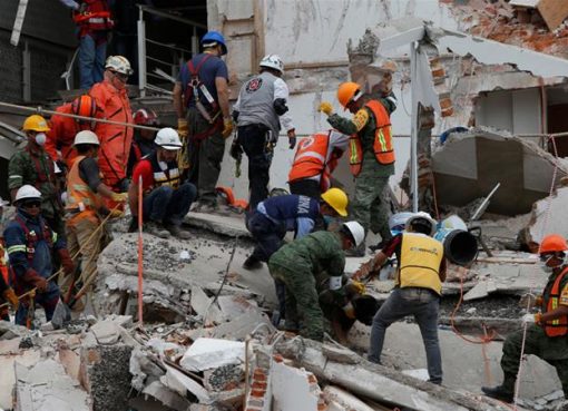 Petugas penyelamat Meksiko bekerja tanpa lelah mencari korban di antara reruntuhan, di Mexico City, Rabu (20/9) waktu setempat atau Kamis WIB. (Foto: Reuters/Al Jazeera)