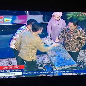 Gubernur Sumbar Irwan Prayitno (kiri) dan Ketua Umum PWI Pusat Margino berjabat tangan usai menandatangi naskah peluncuran HPN 2018, di Jakarta, Minggu (10/9) malam. (Foto: Repro Grup WA PWI Lintas Provinsi)