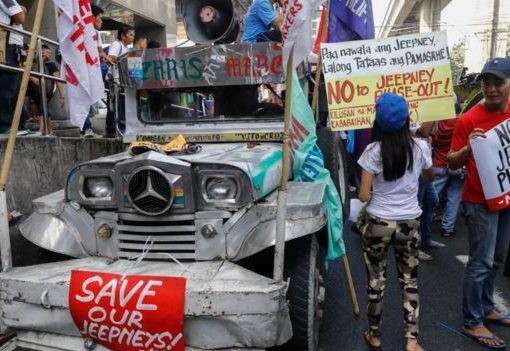 Unjuk-rasa anti penghapusan angkuran umum Jeepney di Manila. (Foto: EPA/BBC News)