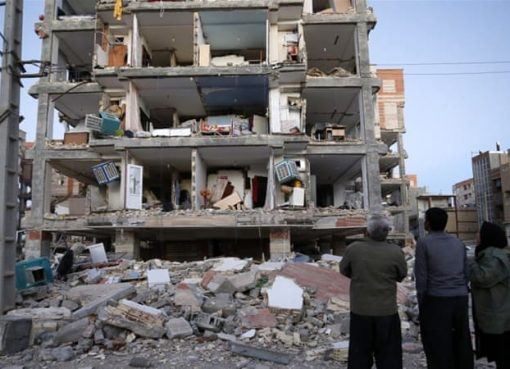 Kerusakan terburuk akibat gempa di Iran dan Irak, antara lain seperti terlihat dalam gambar, terjadi di kota Sarpol-e-Zahab di provinsi Kermanshah, Iran.(Foto: AP/Al Jazeera)