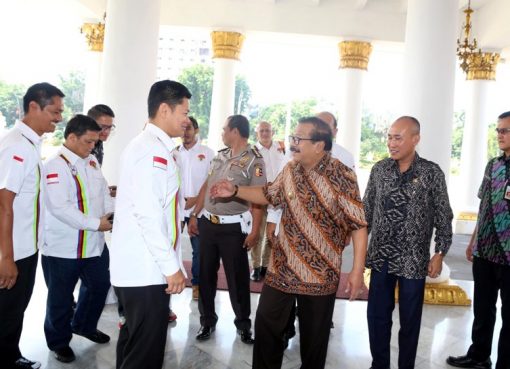 Gubernur Jawa Timur Soekarwo menerima panitia balap sepeda internasionl Tour De Indonesia 2018, di Grahadi. (Foto: Humas Pemprov Jatim)