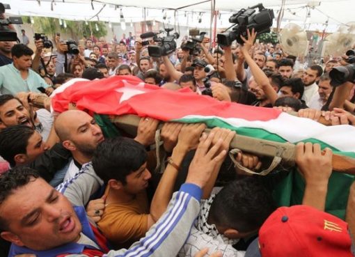 Masyarakat Yordania di Amman ketika membawa jenazah Mohammad Jawwadeh, yang merupakan korban pembunuhan Israel, Juli 2017. (Foto: Dokumentasi AFP)