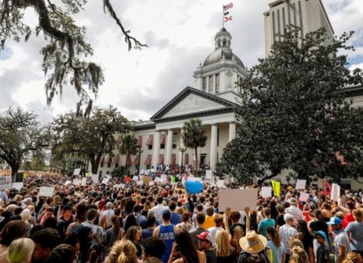 Pengunjuk rasa ketika mengajukan tuntutan kepada para politisi Florida agar memperketat kontrol jual beli senjata di Florida. (Foto: Reuter/BBC News)