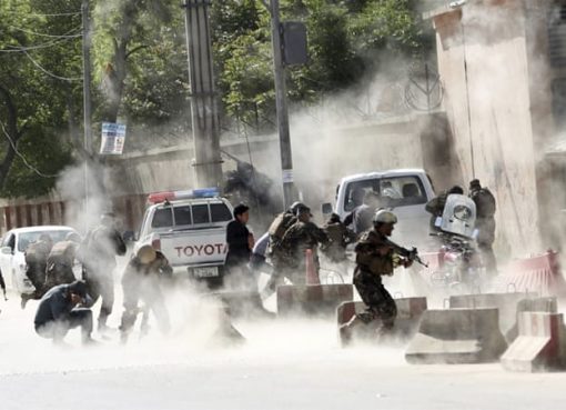 Suasana di lokasi bom bunuh diri di wilayah Shash Darak, di ibukota Afghanistan. (Foto: AP/Al Jazeera)