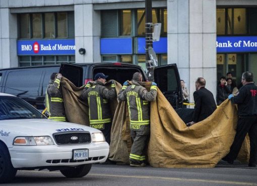 Sebuah van menabrak para pejalan kaki di torotor yang ramai dilalui pejalan kaki di Toronto. Sebanyak 10 orang tewas. Gambar adalah lokasi kejadian. (Foto: Arab News))