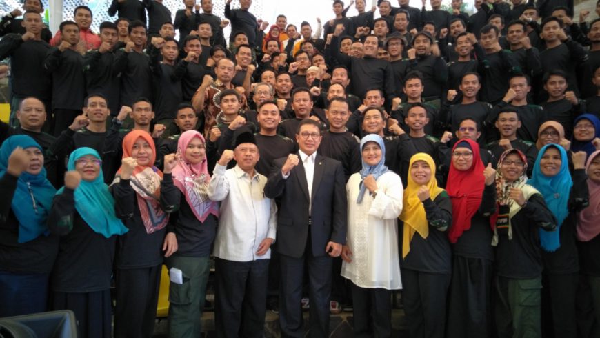 Menteri Agama Lukman Hakim Saifuddin berfoto bersama para guru yang tergabung dalam Guru Pendidikan Agama Islam (PAI) yang bertugas di wilayah perbatasan, terdepan-terluar, dan juga tertinggal (3T), di Bogor (1/5). (Foto: https://kemenag.go.id.)