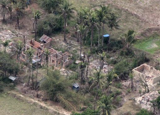 Pemandangan udara menunjukkan sisa-sisa pembakaran desa-desa yang pernah dihuni oleh Rohingya dilihat dari helikopter militer Myanmar yang membawa utusan PBB ke negara bagian Rakhine, Myanmar, pada 1 Mei 2018. (Foto: Reuter/Arab News)