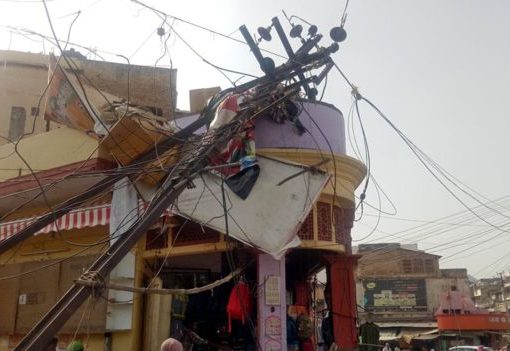 Badai telah menumbangkan pepohonan dan tiang listrik, menghancurkan rumah serta banyak bangunan lainnya.(Foto: Reuters/BBC News)