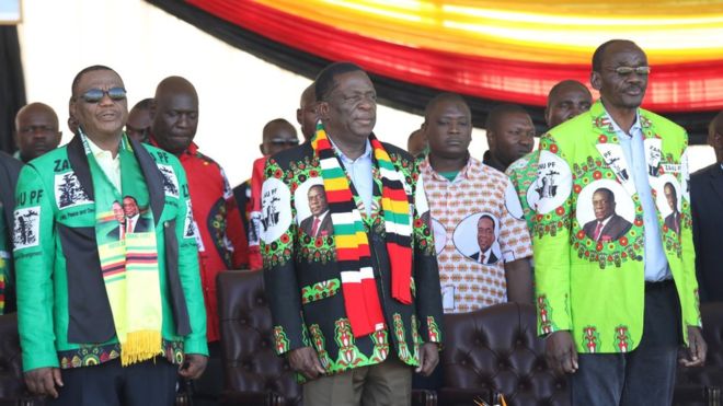 Presiden Mnangagwa (tengah) saat berkampanye menjelang pemilihan umum bulan depan. (Foto: EPA/BBC News)