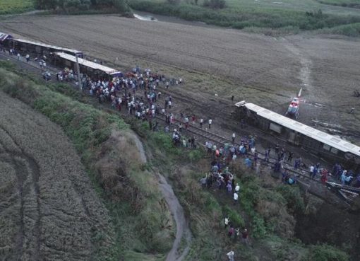 Kereta yang membawa 362 penumpang keluar dari rel di barat laut Turki karena hujan lebat dan tanah longsor. (Foto Anadolu/Al Jazeera)