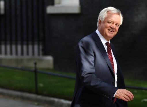 Pengunduran diri David Davis sembilan bulan sebelum Inggris meninggalkan Uni Eropa merupakan pukulan besar bagi Perdana Menteri Theresa May. (Foto: Reuters/Al Jazeera)