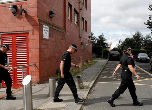 Polisi Birmingham melakukan patroli di salah satu masjid di kota itu. (Foto/Reuters/Al Jazeera)