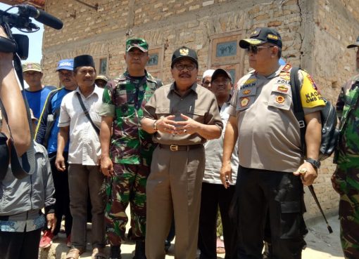 Pakde Karwo saat ditemui wartawan usai mengunjungi lokasi terdampak gempa, di Pulau Sapudi bersama Kapolda Jatim Irjen Pol Luki Hermawan dan Pangdam V Brawijaya Mayjen TNI Arif Rahman, di Halaman Mapolda Jatim, Surabaya, Kamis (11/10). (Foto: Humas Pemprov Jatim/website Kemendagri)