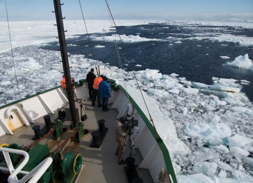 Kapal pemecah es Greenpeace, Arktik Sunrise, menjelajahi Laut Weddell. (Foto: Al Jazeera)