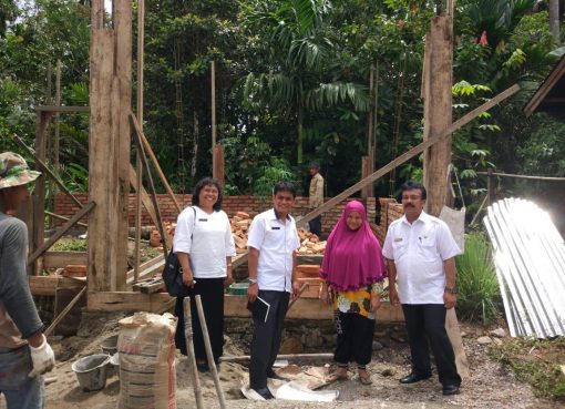 Kepala Dinas Sosial (Dinsos) Kabupaten Pasaman, Efka Emi, saat meninjau langsung rumah tidak layak huni di Nagari/Desa Simpang, Kecamatan Simpati, Kamis (15/11). (Foto: Darlin)