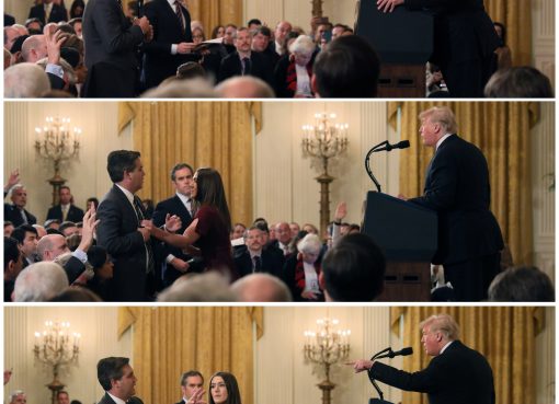 Seorang anggota staf Gedung Putih berusaha meraih mikrofon yang dipegang Jim Acosta dari CNN saat dia bertanya kepada Presiden AS Donald Trump. (Foto: Reuters/Al Jazeera)