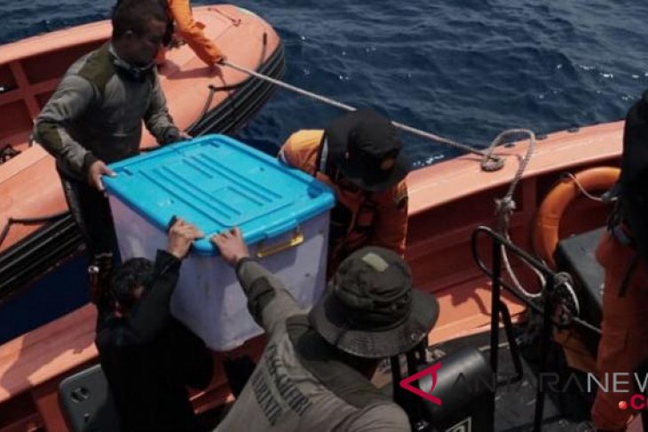 "Black box" pesawat Lion Air JT 610 yang jatuh di perairan Tanjung, Karawang, Jawa Barat , telah ditemukan dan diamankan petugas dalam kotak. (Foto: Basarnas/Antara News)