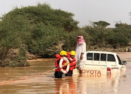 Petugas layanan darurat ketika melakukan menyelamatkan di daerah banjir. (Foto: Arab News)