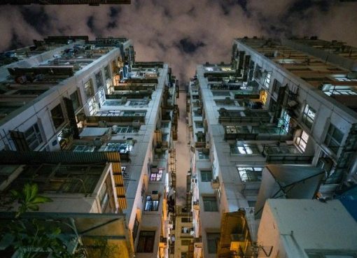 Gedung-gedung bertingkat yang padat di Hong Kong. Peraturan di Hong Kong mengancam pihak yang mengakibatkan benda jatuh dari gedung karena membahayakan publik. (Foto: AFP/Arab News)