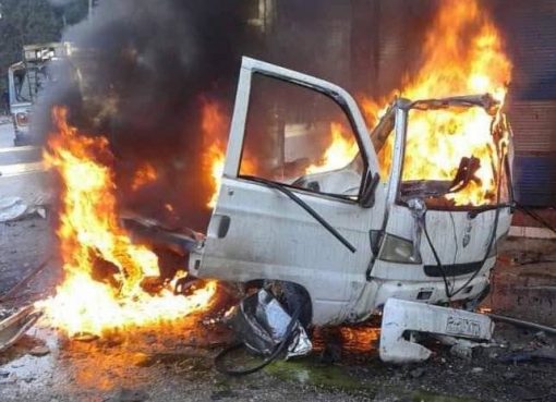 Sebuah mobil terbakar akibat ledakan bom di Latakia dan menewaskan sopirnya. (Foto: Sana/Arab News)