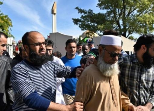 Jamaah dalam kelompok-kelompok kecil diizinkan memasuki masjid Al Noor pada Sabtu (23/3). (Foto: AFP/BBC News)