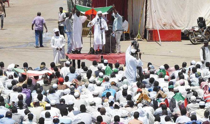 Para pengunjukrasa Sudan melakukan sholat Jumat di dekat markas militer di Khartoum saat dilakukan aksi duduk menuntut transisi pemerintah yang dipimpin warga sipil. (Foto: AFP/Arab News)