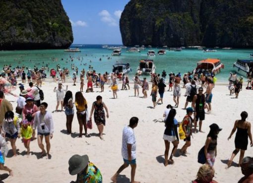 Teluk Maya Bay penuh sesak dengan turis pada bulan April 2018. Pantai itu kini kosong, setelah diberlakukan larangan bagi pengunjung. (Foto: Getty Images/BBBC News)