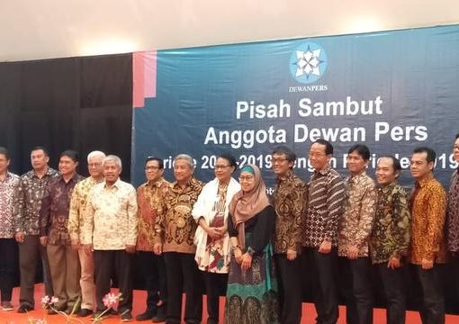 Ketua Dewan Pers periode 2019-2022, M Nuh, bersama seluruh pengurus Dewan Pers 2019-2022 dan pengurus periode sebelumnya foto bersama pada acara pisah sambut pengurus di Hotel Saripan Pacific, Thamrin, Jakarta, Rabu (12/6). (Foto: Repro Liputan6.com)