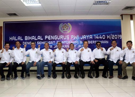 Jajaran pengurus teras PWI Jaya di bawah pimpinan Sayid Iskandarsyah foto bersama Wakil Ketua Dewan Pers Hendry Ch Bangun dan Ketua Umum PWI Pusat Atal S Depari. (Foto: File PWI Jaya)