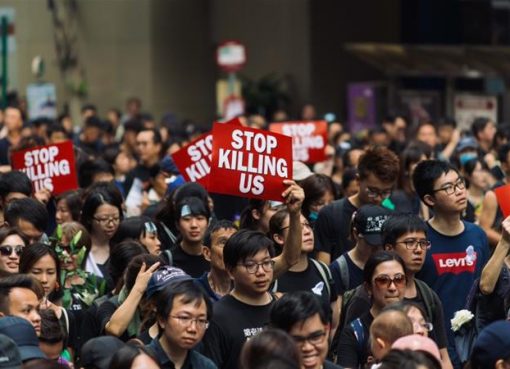 Para pengunjuk rasa yang turun ke jalan di Hong Kong. (Foto: Reuters/Al Jazeera)