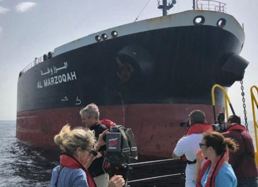 Kapal tanker minyak Saudi Al-Marzoqah adalah salah satu kapal yang rusak dan diduga akibat serangan. (Foto: AFP/BBC News)