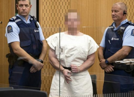 Terdakwa Brenton Tarrant, pria yang didakwa dalam serangan Christchurch, dikawal dua petugas ketika berada di Pengadilan Distrik Christchurch.(File foto diabadikan 16 Maret 2019/pool/AFP/France24)