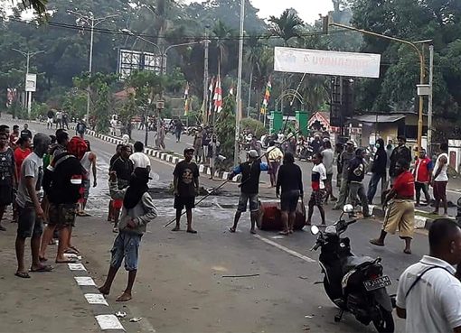 Para pengunjuk rasa turun ke jalan di Manokwari, Papua pada Senin 19 Agustus 2019. (Foto: AFP/Al Jazeera)