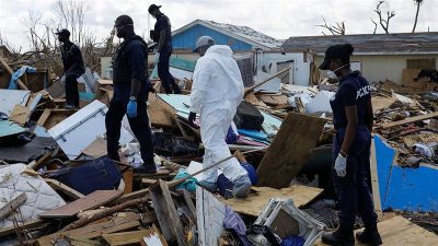  Petugas polisi mencari orang-orang yang kemungkinan telah tewas di lingkungan Mudd yang hancur setelah Badai Dorian menghantam Kepulauan Abaco di Marsh Harbour, Bahama. (Foto: Reuters/Al Jazeera)