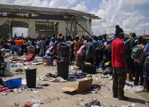 Ratusan orang yang terlantar akibat Badai Dorian berkumpul di sebuah pelabuhan yang berubah menjadi pusat distribusi dan evakuasi, di Pelabuhan Marsh, Bahama. (Foto: Getty Images/Washington Post/Al Jazeera)