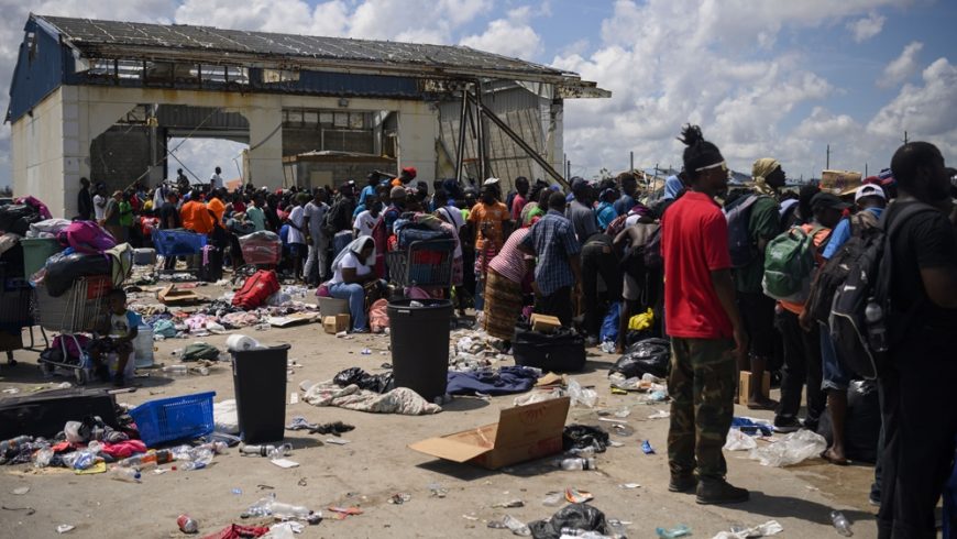 Ratusan orang yang terlantar akibat Badai Dorian berkumpul di sebuah pelabuhan yang berubah menjadi pusat distribusi dan evakuasi, di Pelabuhan Marsh, Bahama. (Foto: Getty Images/Washington Post/Al Jazeera)