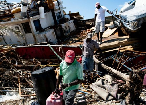 Orang-orang mendapatkan barang-barang dari kapal yang terdampar setelah Badai Dorian menerpa Kamis 5 September 2019 (Jumat WIB), di Pelabuhan Marsh, Abaco Besar. (Foto: AFP/Feaance24)