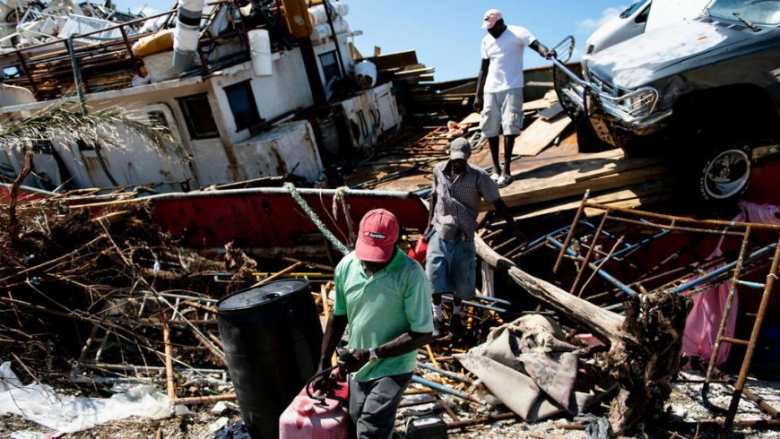 Orang-orang mendapatkan barang-barang dari kapal yang terdampar setelah Badai Dorian menerpa Kamis 5 September 2019 (Jumat WIB), di Pelabuhan Marsh, Abaco Besar. (Foto: AFP/Feaance24)