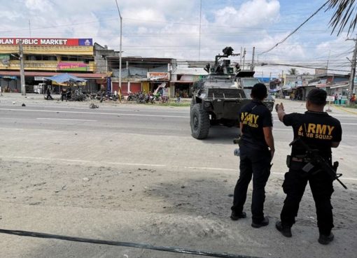 Perangkat ledakan yang diduga rakitan ditempatkan di samping sepeda motor yang diparkir di pasar umum di Isulan, di provinsi Sultan Kudarat. (Foto: CNN Philippines Twitter/Arab News)